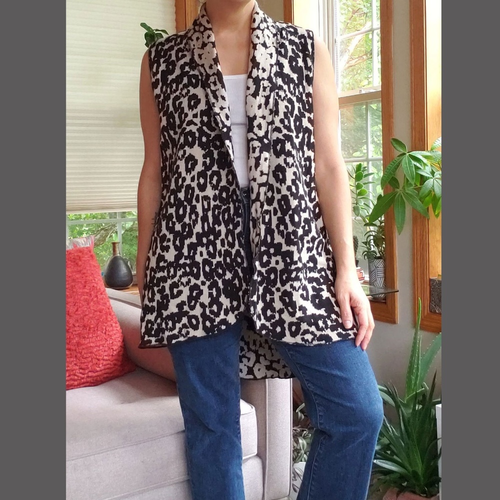 Tan & Black Sleeveless Sweater Jacket